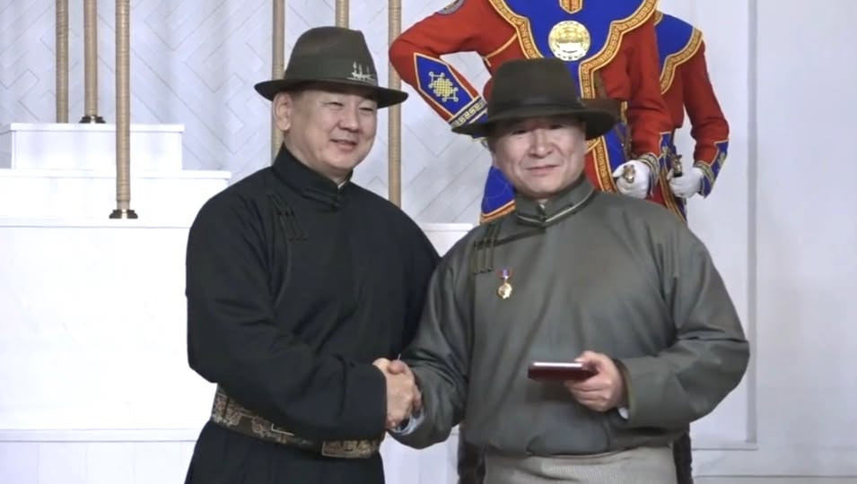 Улсын дээд шүүхийн Эрүүгийн хэргийн танхимын тэргүүн Чагдаагийн Хосбаяр Гавьяат хуульч цолоор шагнагдлаа.