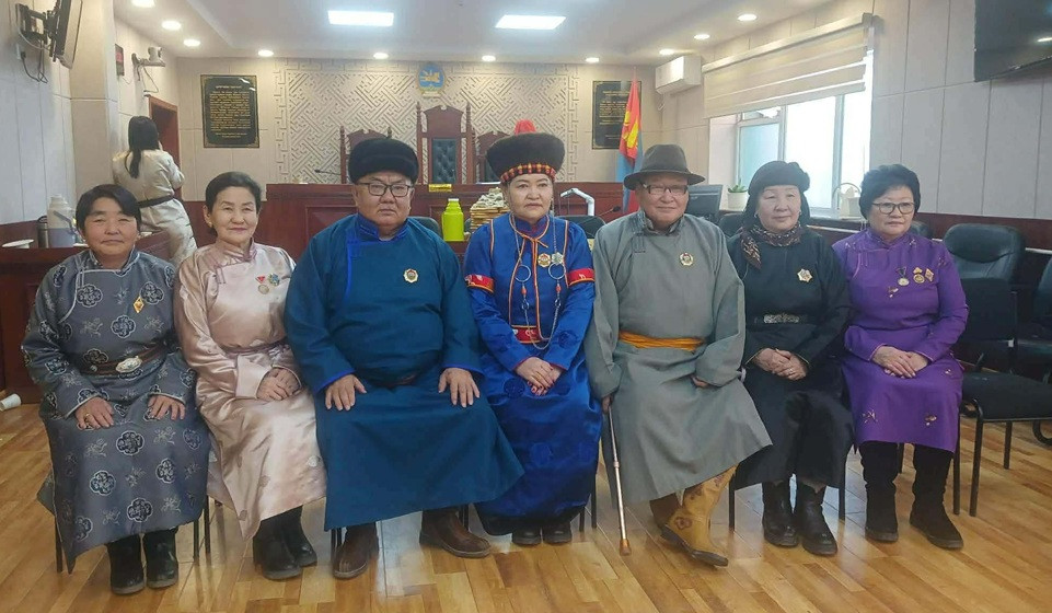 Дорнод аймгийн шүүхийн Ахмадын салбар зөвлөлийн гишүүд аймгийн шүүхийн нийт шүүгч, Тамгын газрын ажилтнуудтай уламжлалт золголт хийлээ.